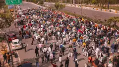 Unable to march to Delhi, Noida farmers return to continue their sit-in protest