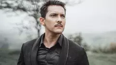 TV host Aditya Narayan’s video goes viral after hitting concert-goer with mic