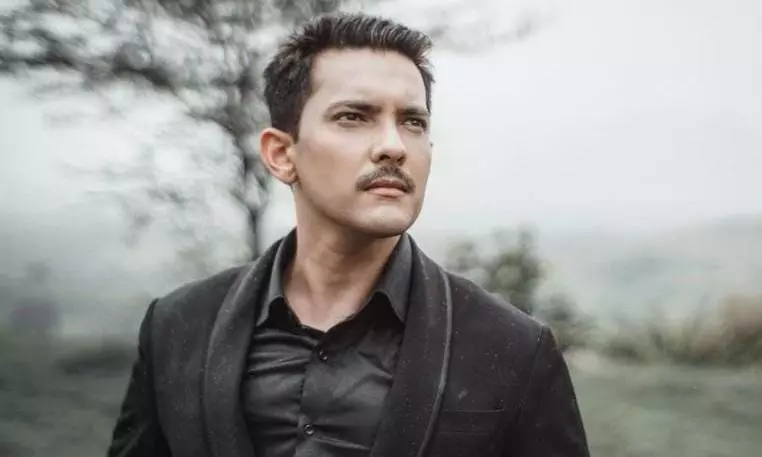 TV host Aditya Narayan’s video goes viral after hitting concert-goer with mic