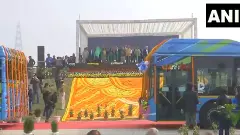 350 e-buses launched in Delhi; Kejriwal hopeful of pollution control