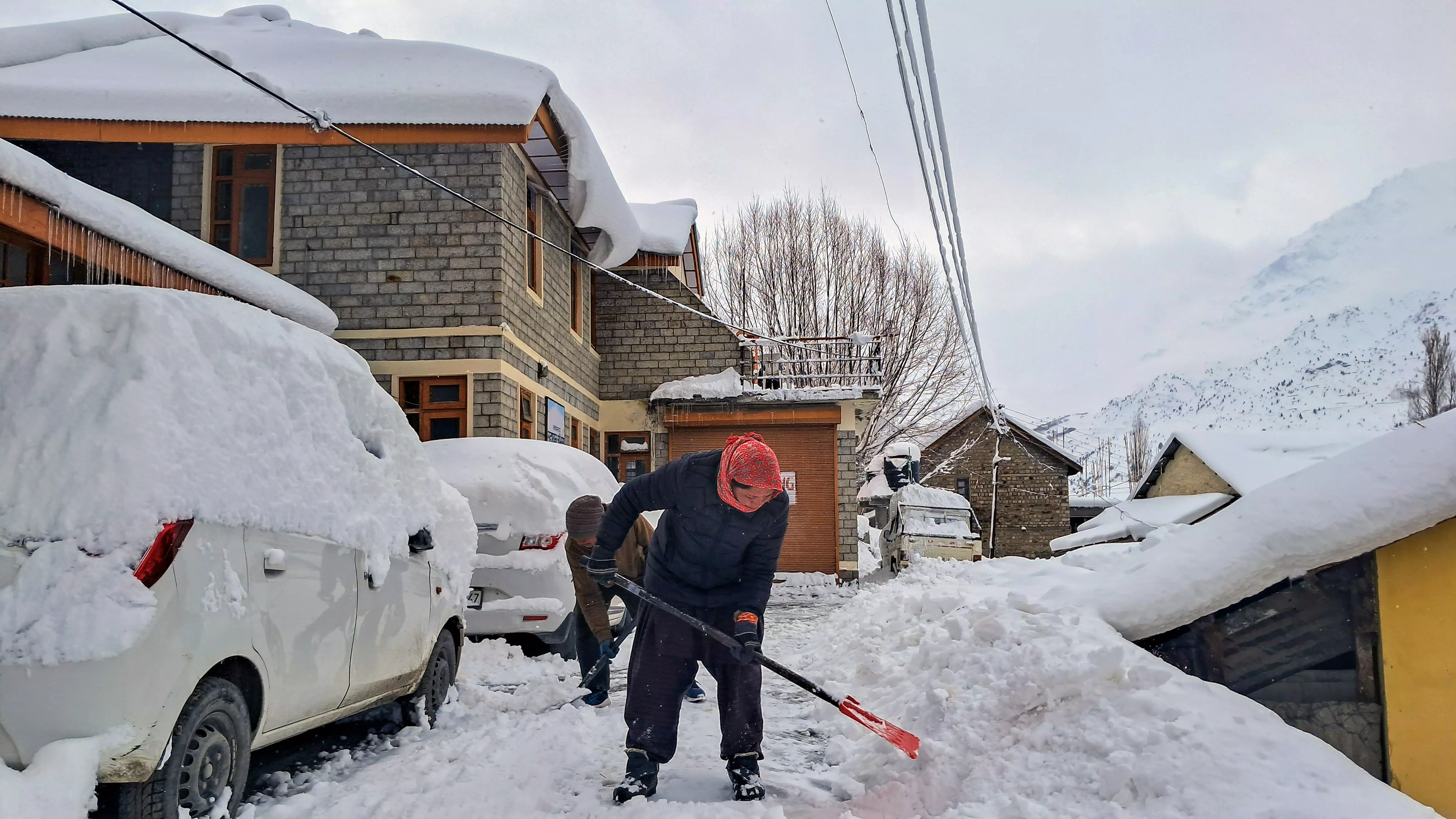 Heavy snowfall aggravates cold wave in Himachal, 387 roads shut