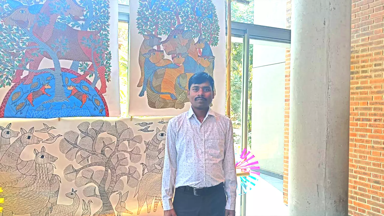 Sukhiram Maravi is a tribal Gond painter from Madhya Pradesh. 