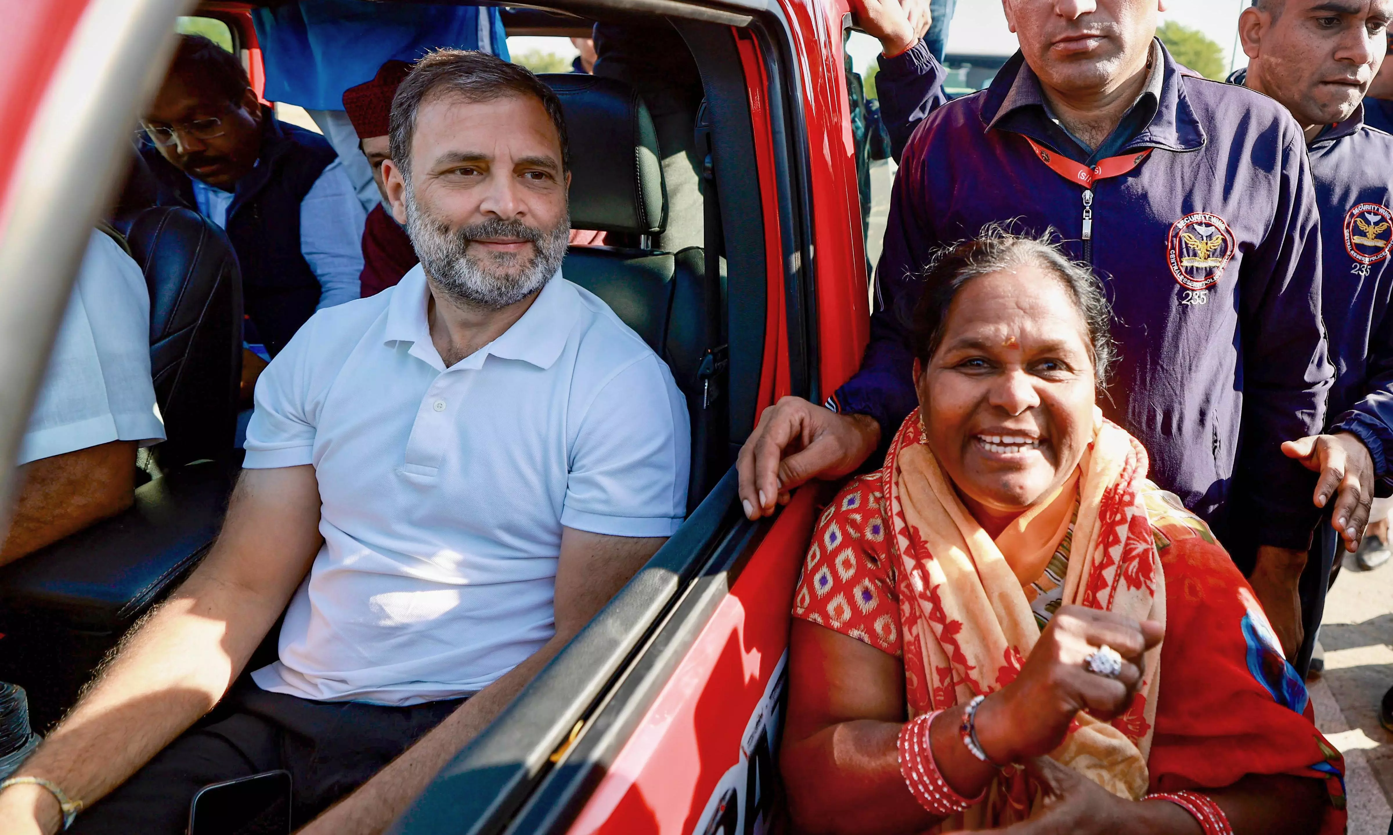 Rahuls journey met with Modi-Modi chants in MP; he halts convoy to engage with BJP supporters