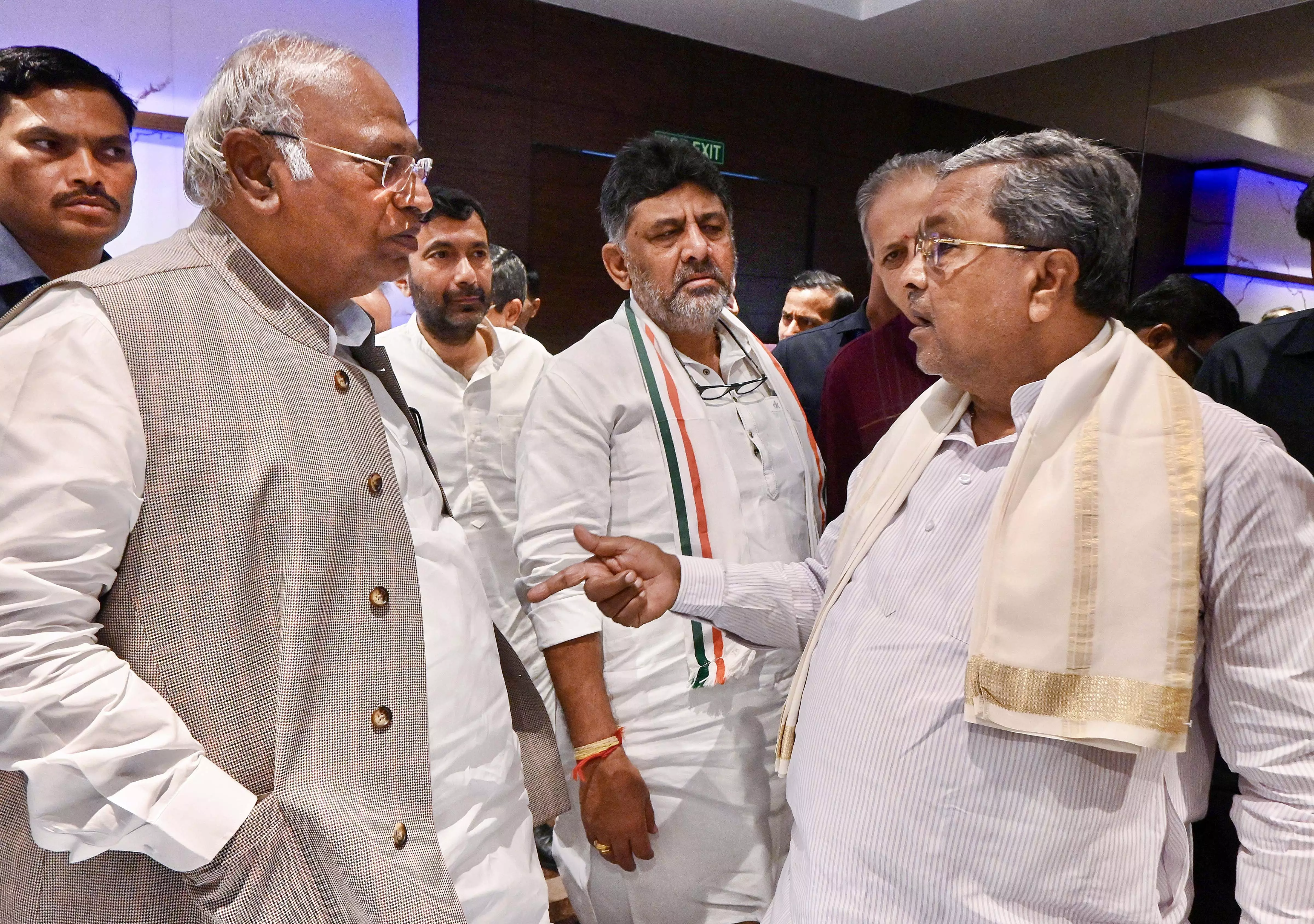 Lok Sabha polls 2024; Karnataka Congress struggles to find candidates for 21 seats