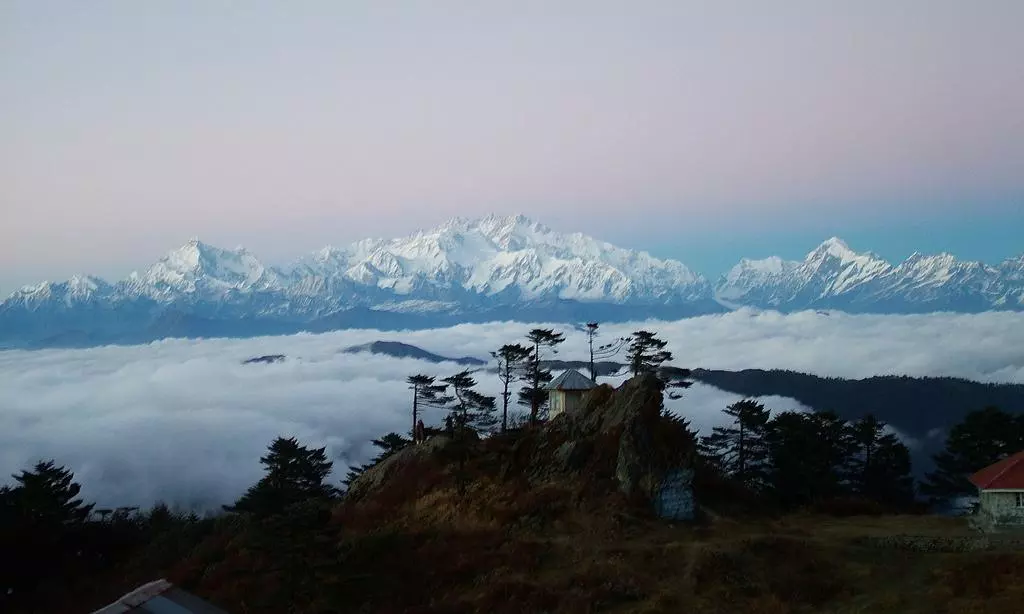 Heavy snowfall at Bengals highest point Sandakphu; stranded tourists rescued