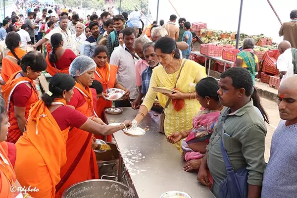 Annaprasadam being served to Tumburu pilgrims | Photo courtesy: Tirumala Tirupati Devasthanams (TTD)