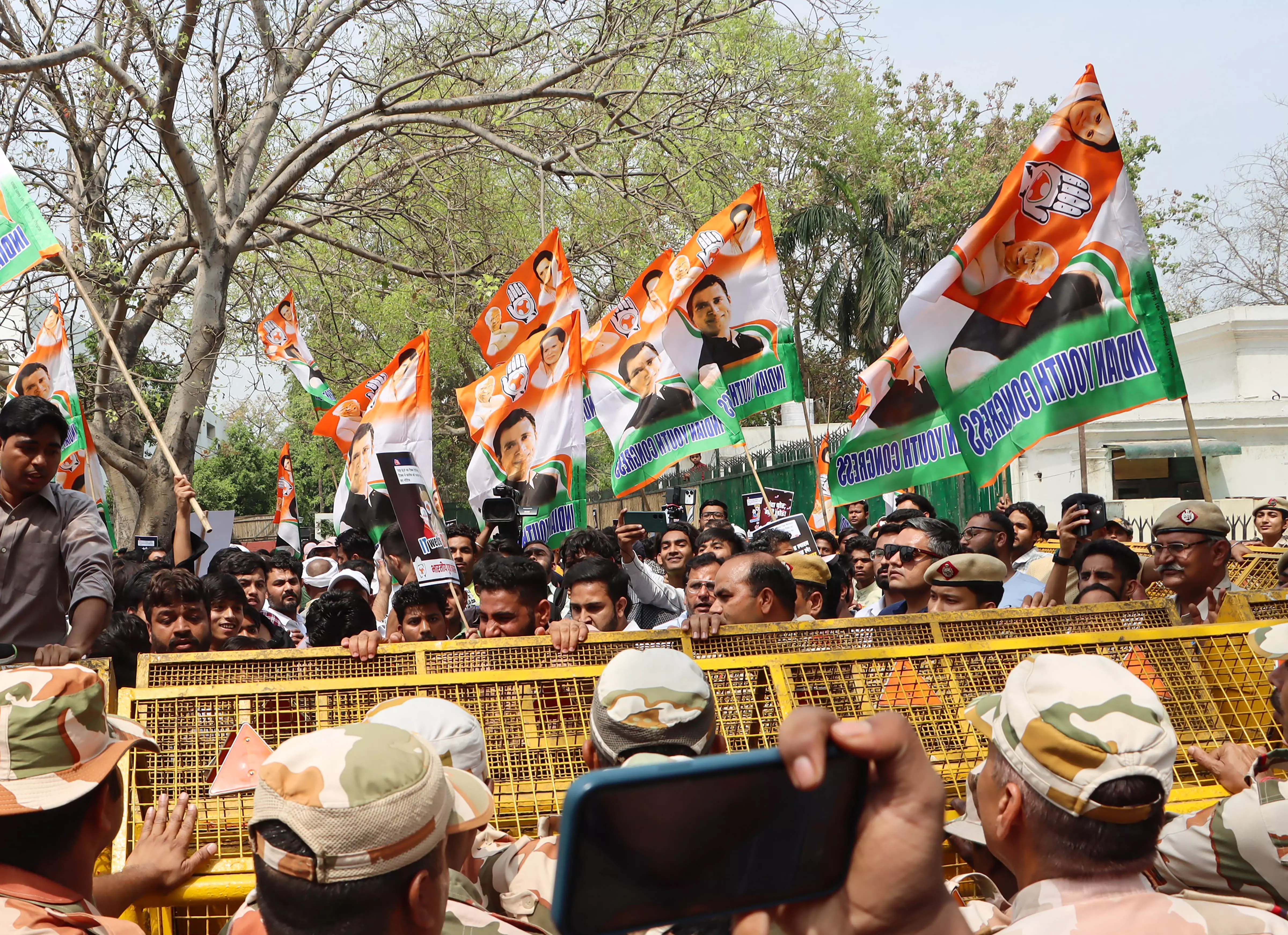 Congress hits streets, terms I-T notices an attempt to choke party ahead of polls