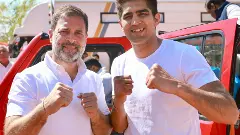 Boxer Vijender Singh (right) with Congress leader Rahul Gandhi