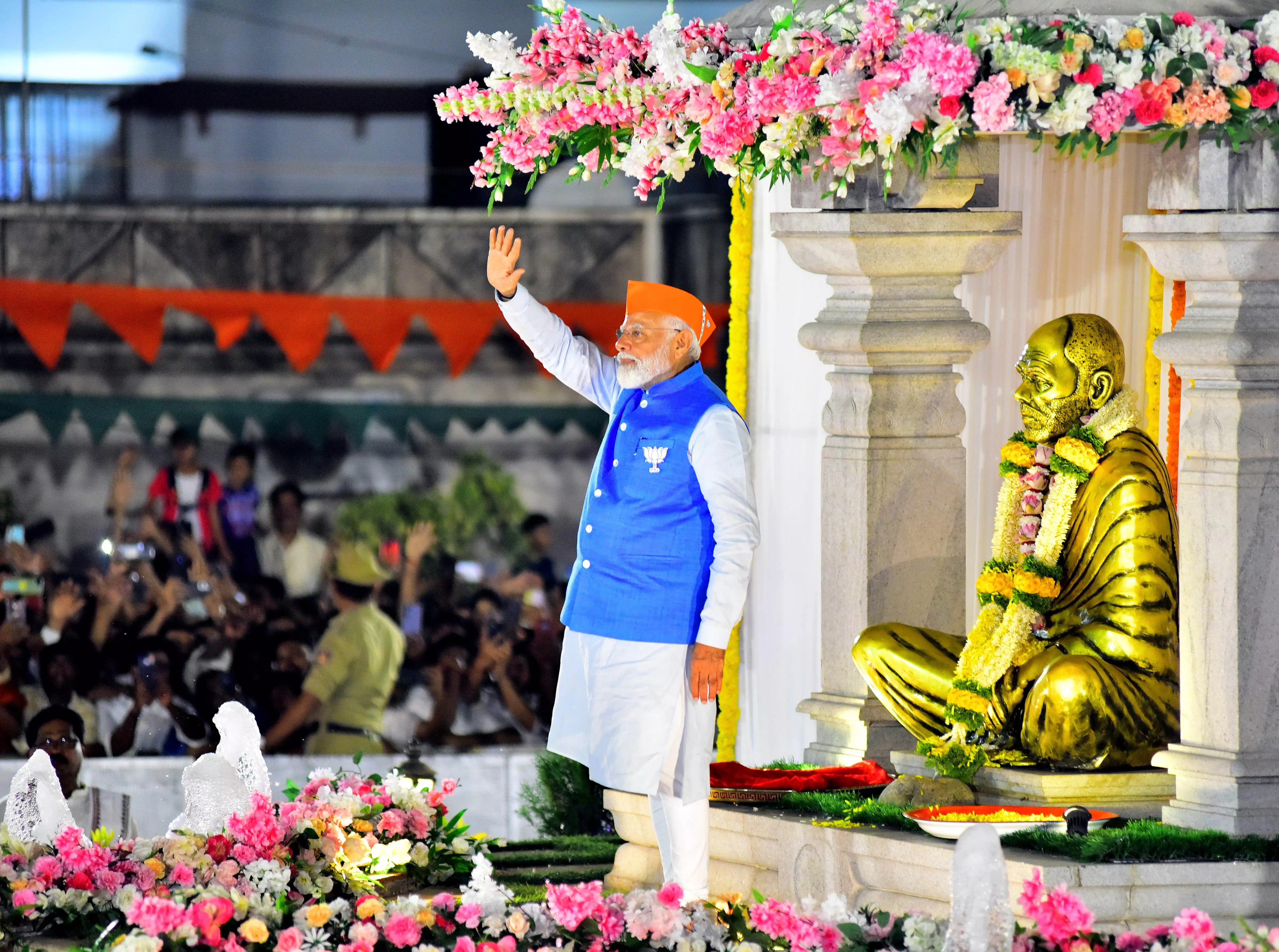 PM Modi holds huge roadshow in Mangaluru