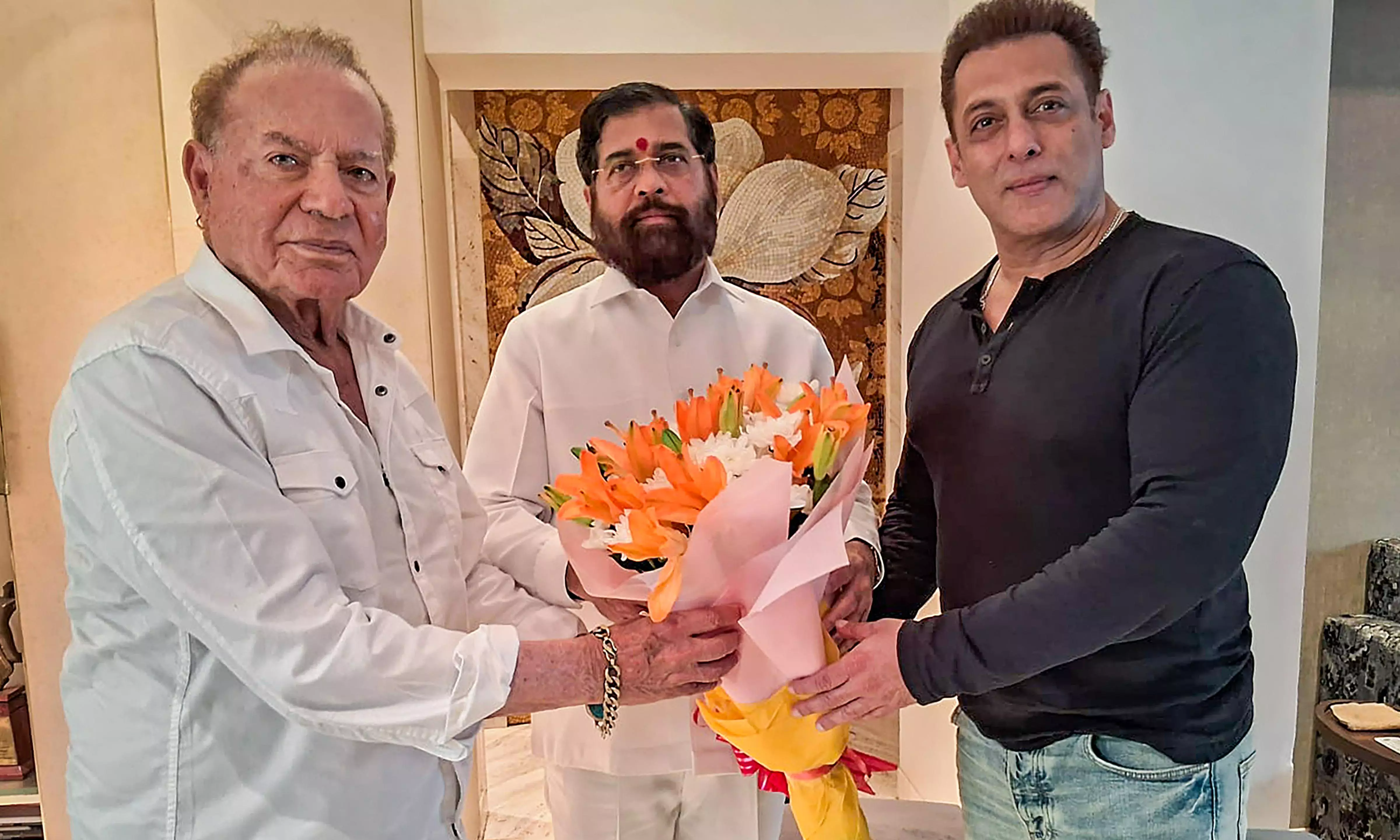 Maharashtra CM visits Salmans house; asks police to increase security for actor and kin