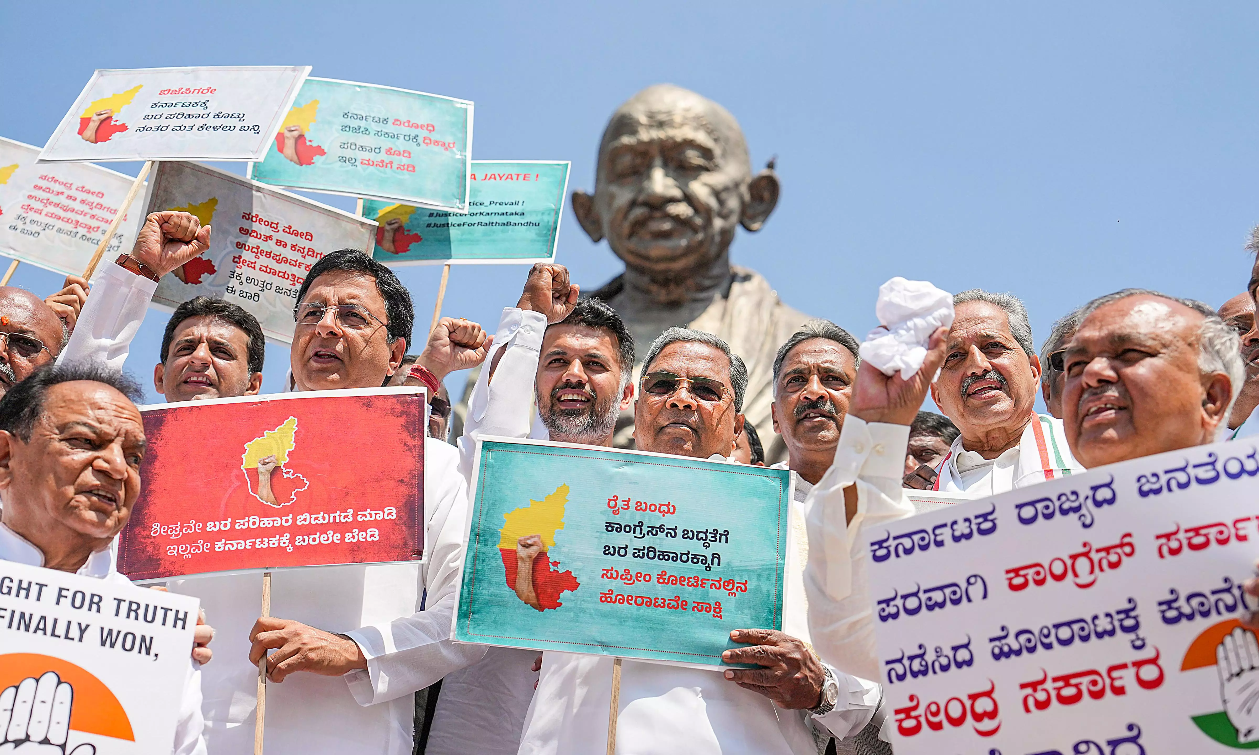 Karnataka CM stages dharna for delayed release of drought relief funds by Centre