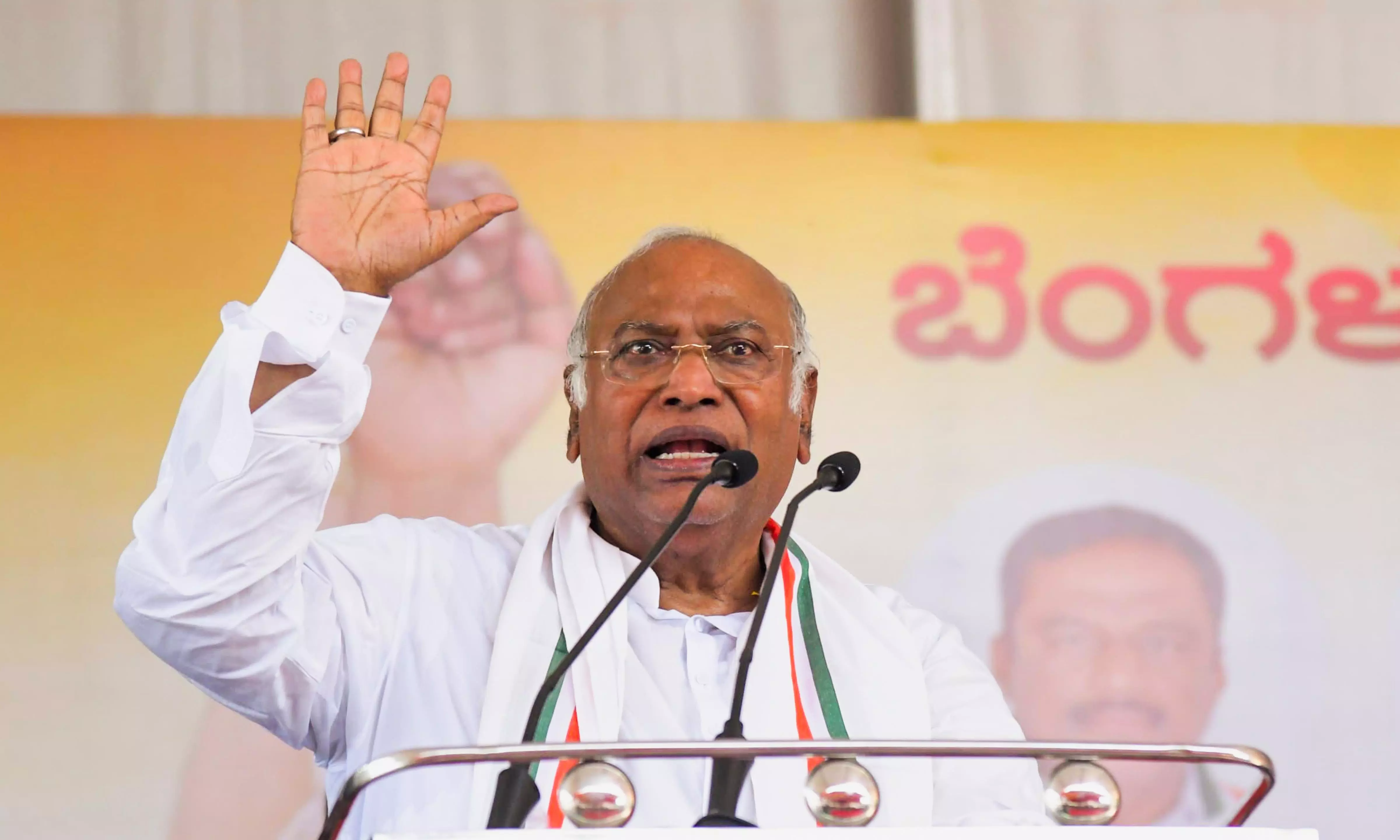 At least come for my funeral..., Kharge makes emotional pitch at rally on home turf