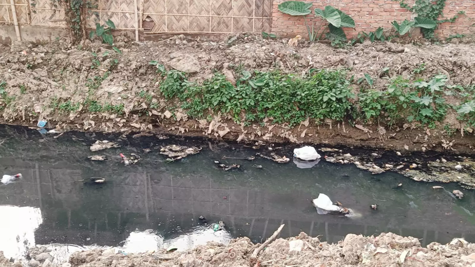 The drain at the entrance of Bhaskar Nagar Basti. Photos: Maitreyee Boruah