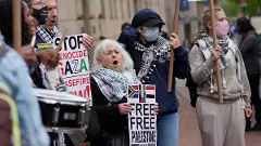 Large numbers of New York City police officers begin entering Columbia University campus