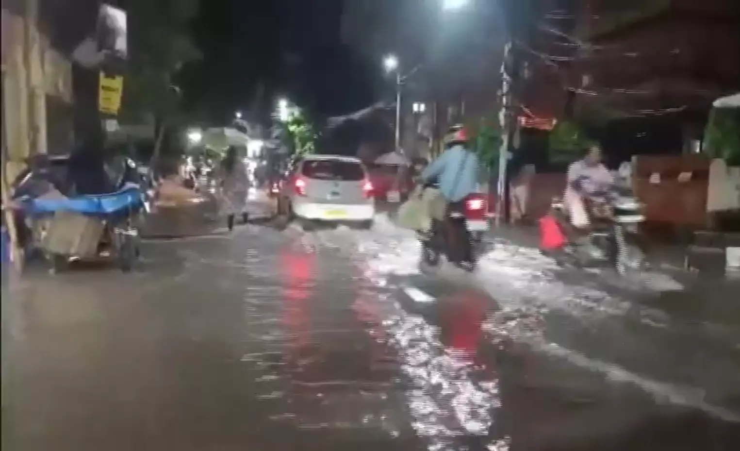 Parched Kolkata, districts receive welcome rain; 6 dead in South Bengal