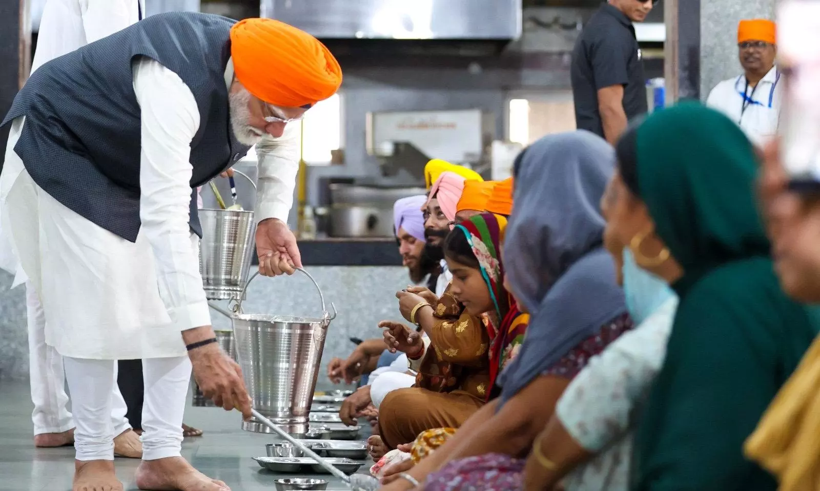 PM visits Takhat Sri Harimandir Ji Patna Sahib, serves langar