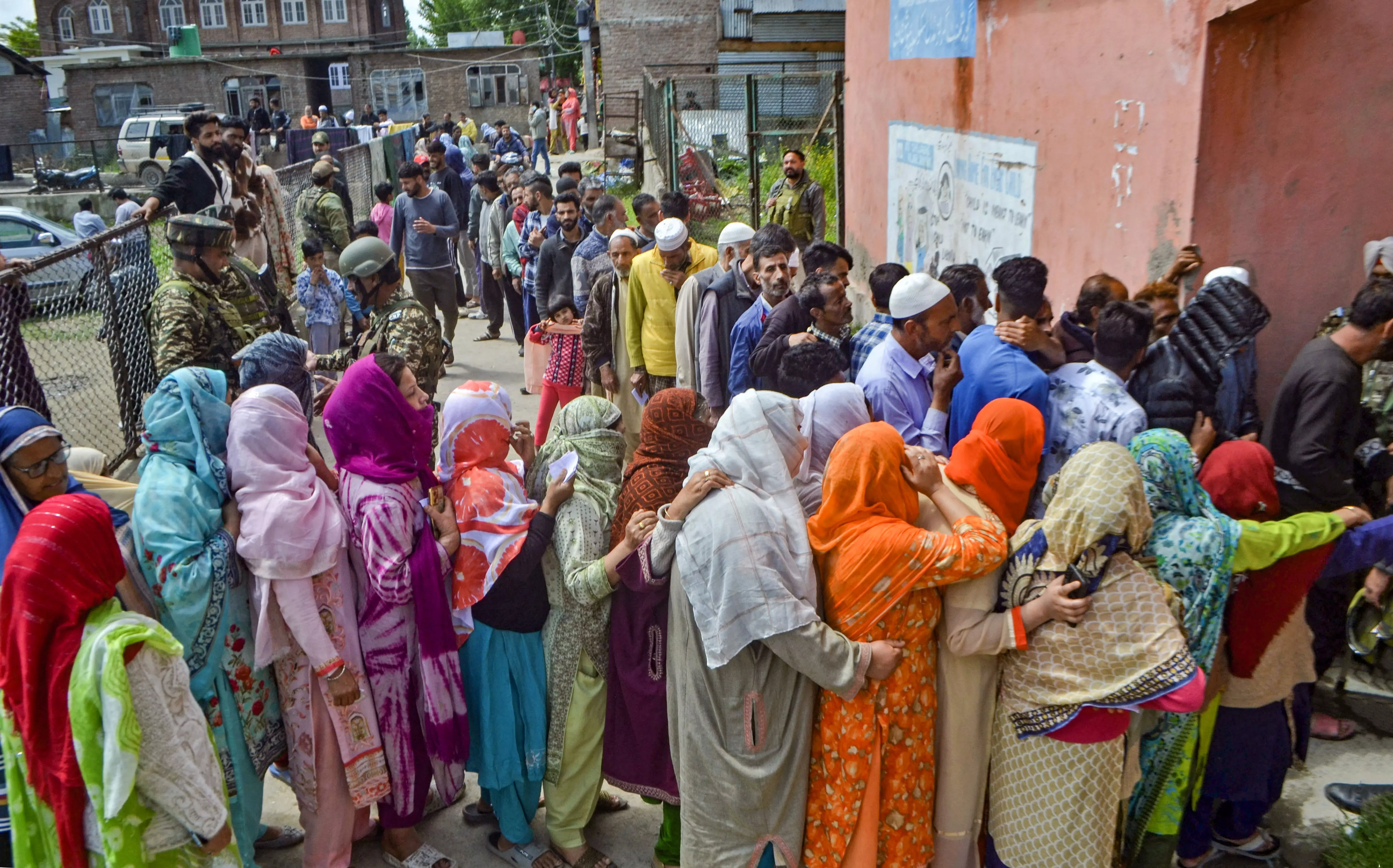 LIVE | 63% turnout in LS polls phase 4; Bengal tops with 76% amid violence