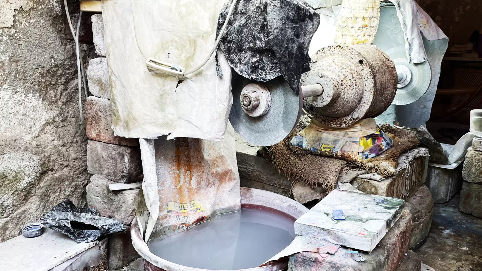 The stone-cutting machine that is used for Parchin Kari.