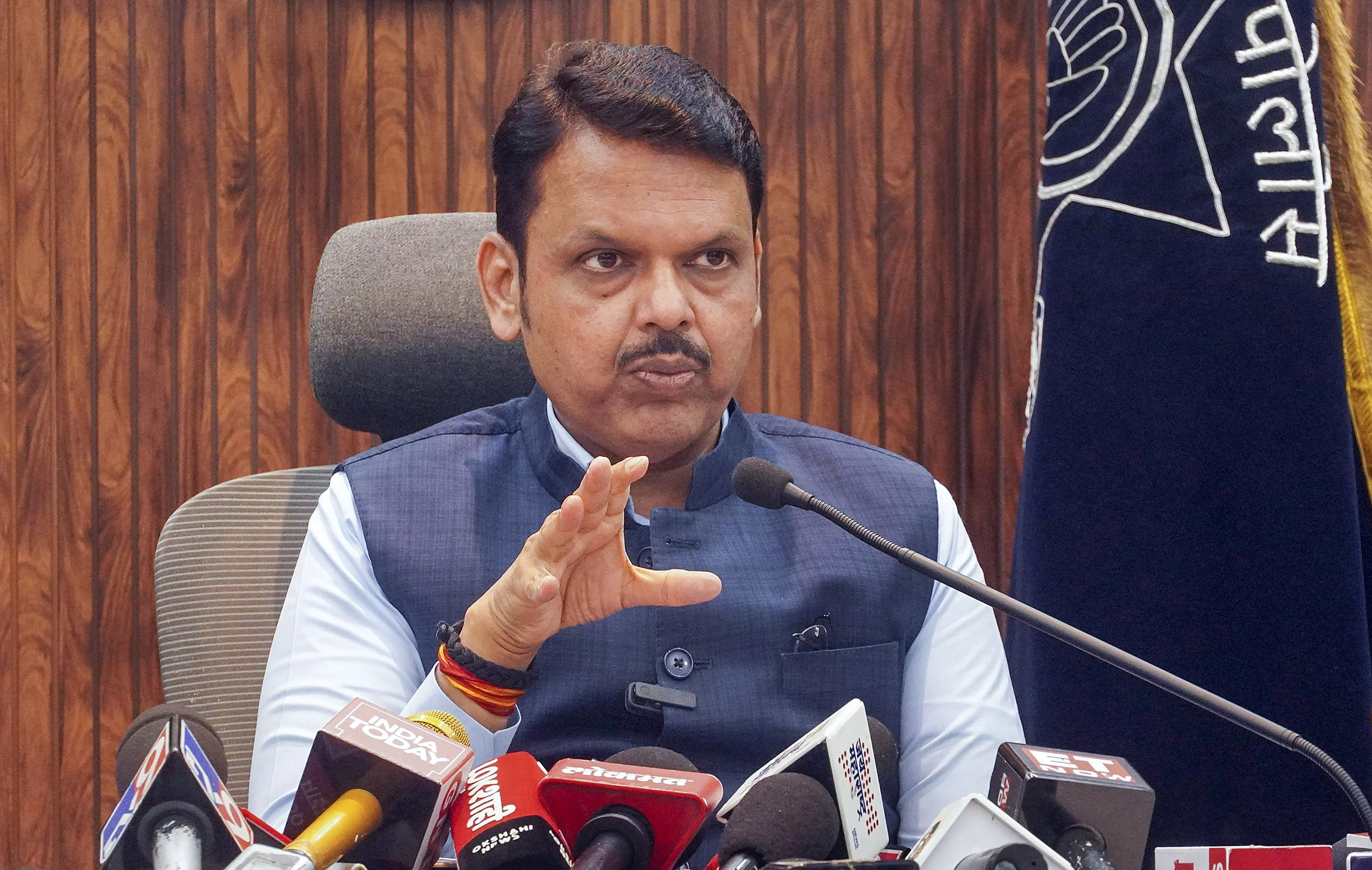 Badlapur shootout | Cops won’t clap if attacked: Fadnavis defends encounter