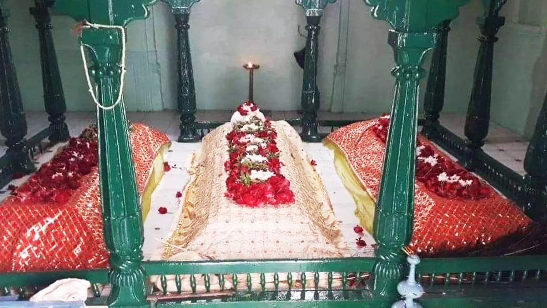 File photo of the grave of Sufi saint Hazrat Imamshah Bava.