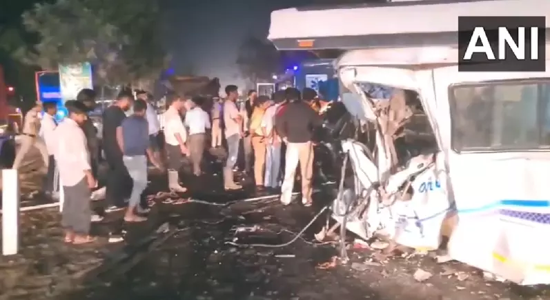 7 killed, 20 injured as mini-bus rams truck on Delhi-Jammu NH