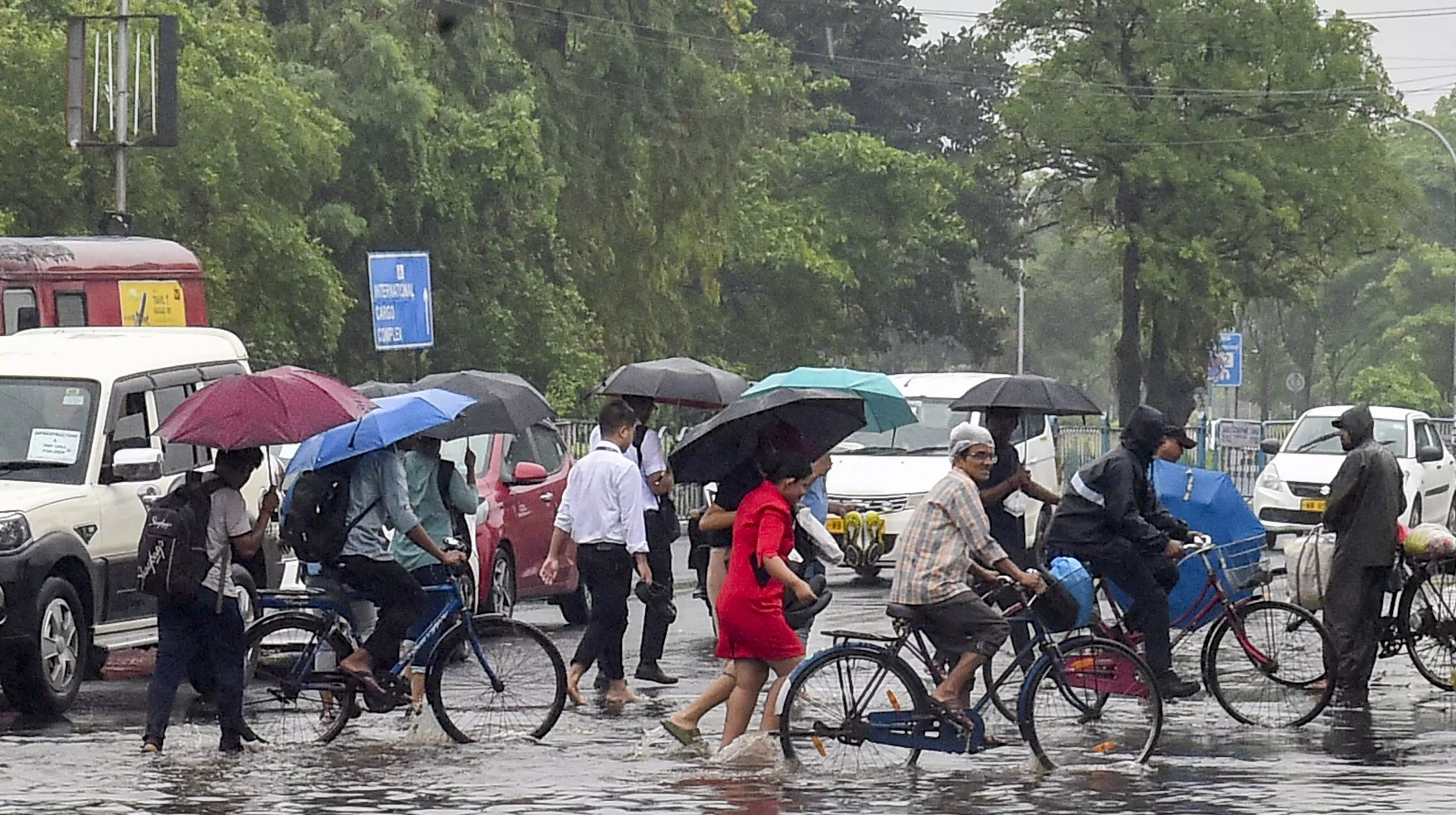 Cyclone Remal: 3 injured, traffic disrupted in Kolkata; Tripura, Assam on alert