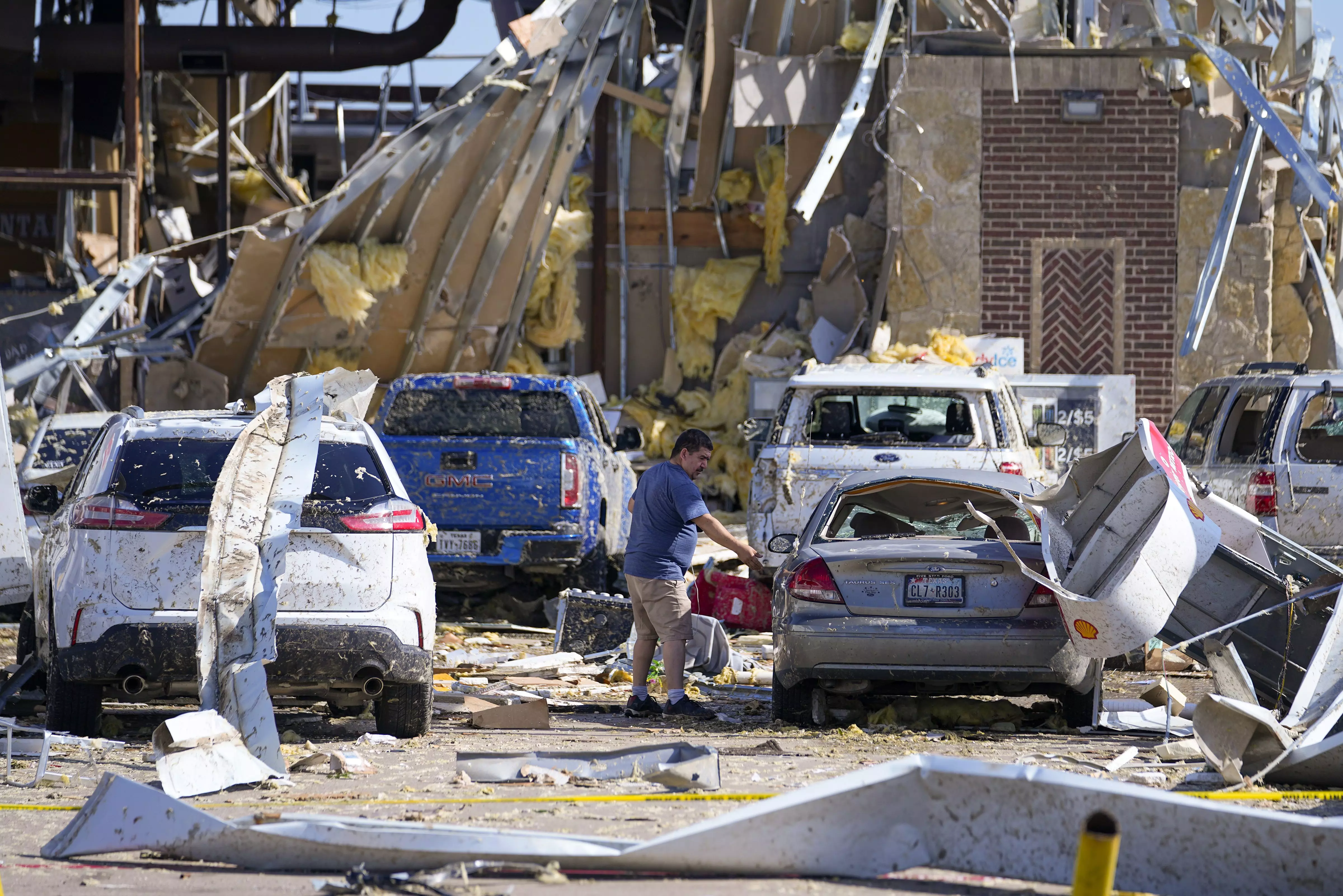 22 dead as powerful storms rip through central and southern US