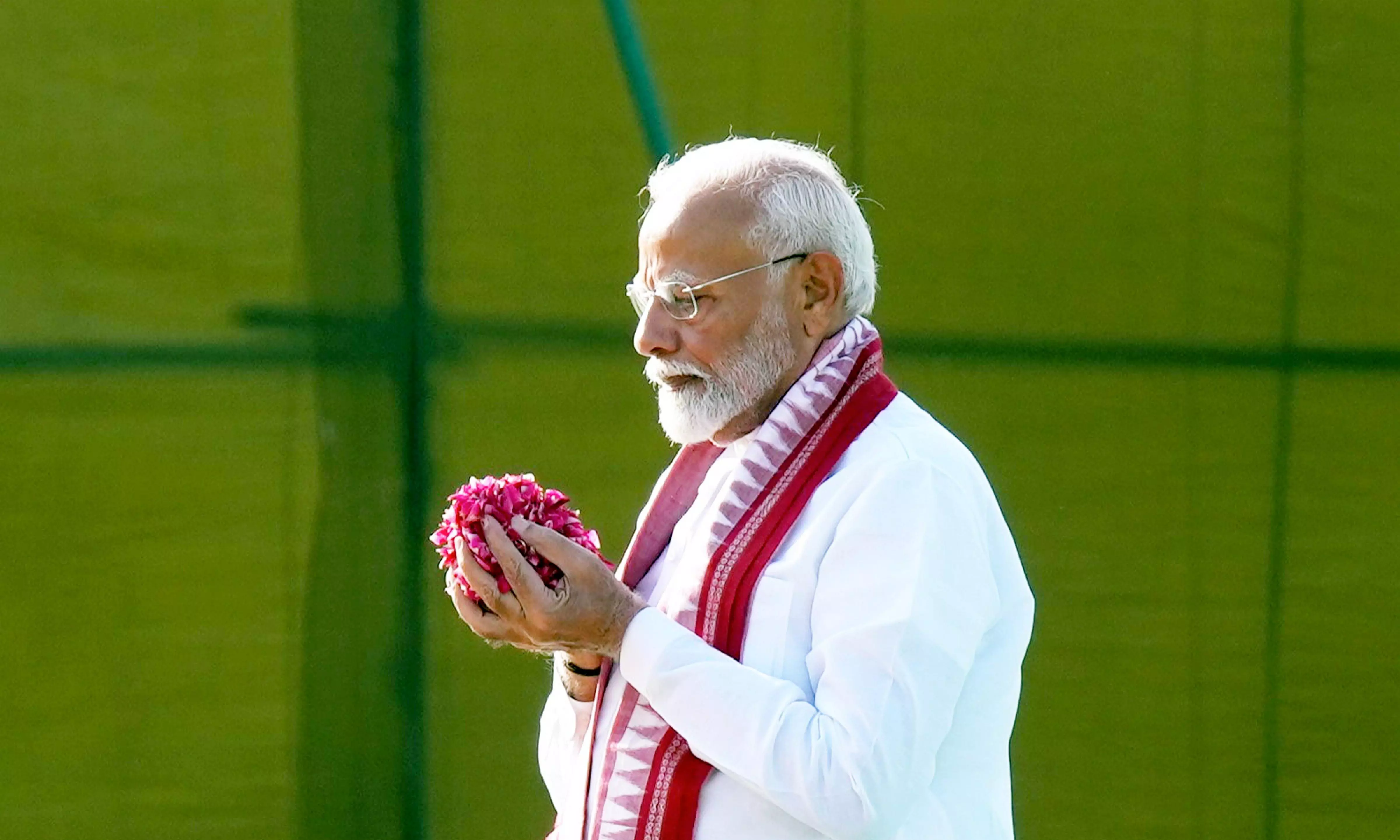 Prime Minister Modi pays tribute at Mahatma Gandhi memorial