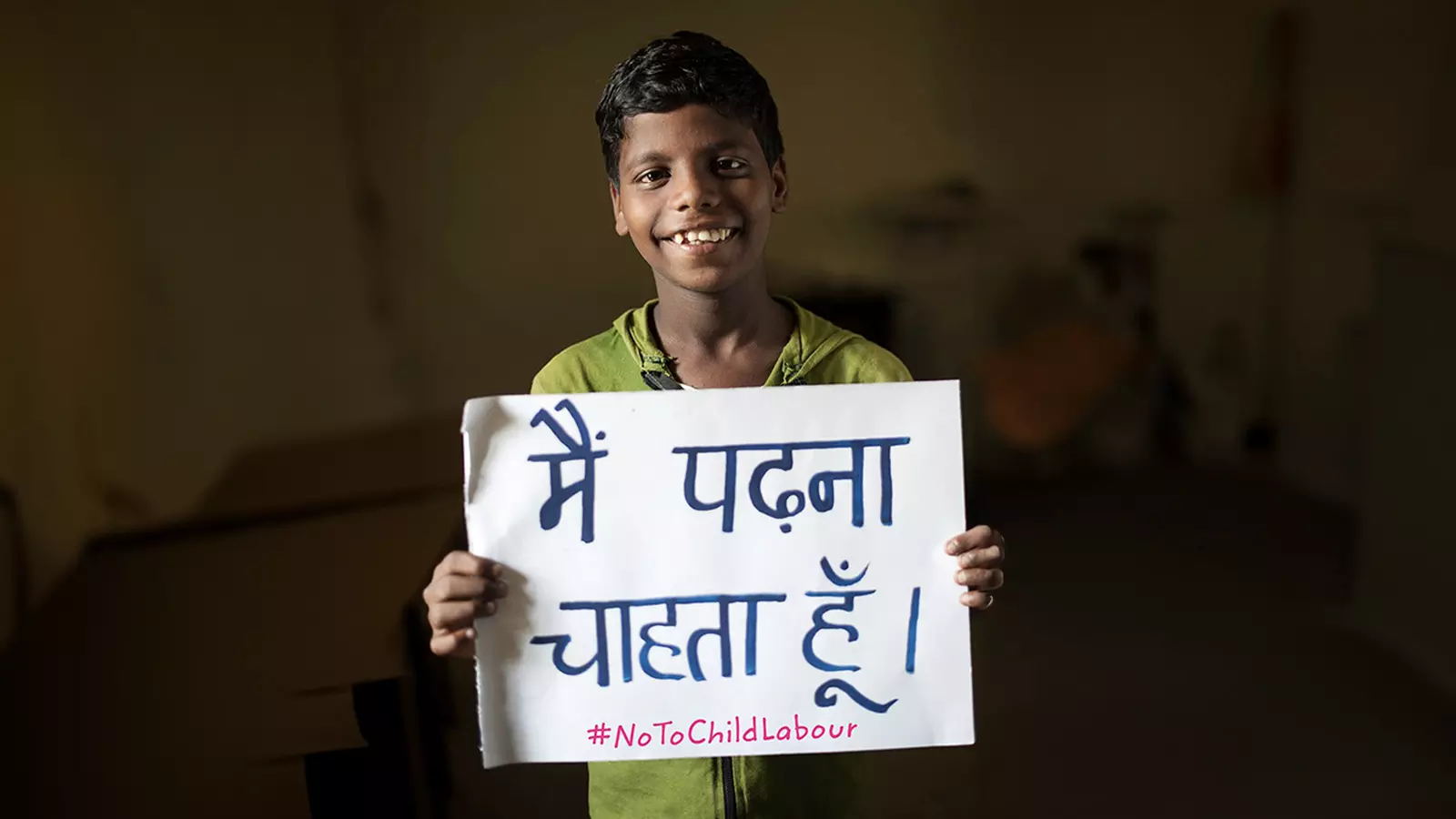 A child holding a placard expresses his desire to study. He condemns child labour. Picture courtesy: UNICEF India