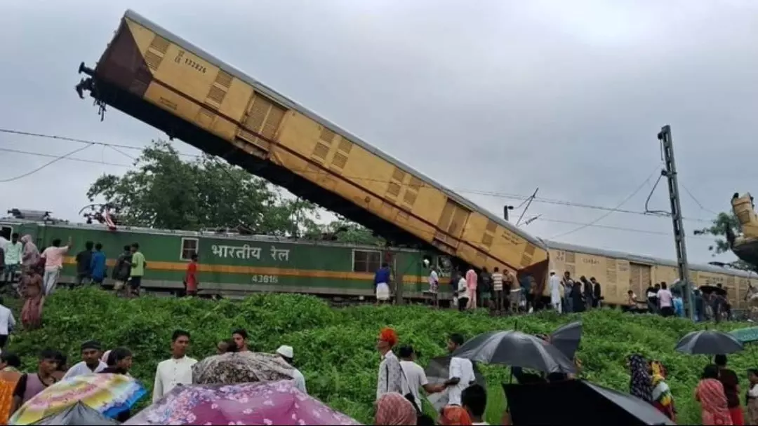 Kanchanjunga crash | Initial probe blames lapses by goods train crew, excessive speed