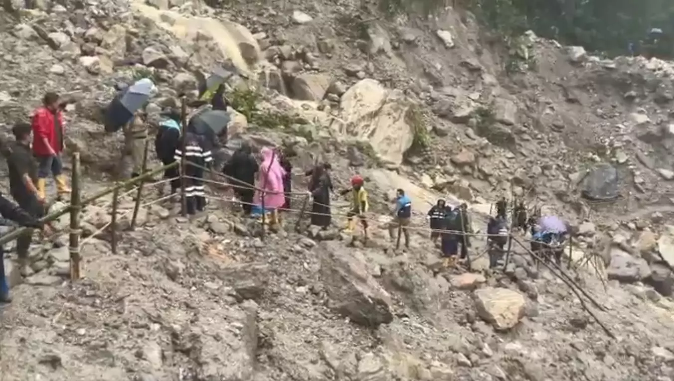 Sikkim | 79 of 1200 stranded tourists rescued, more likely to be shifted today