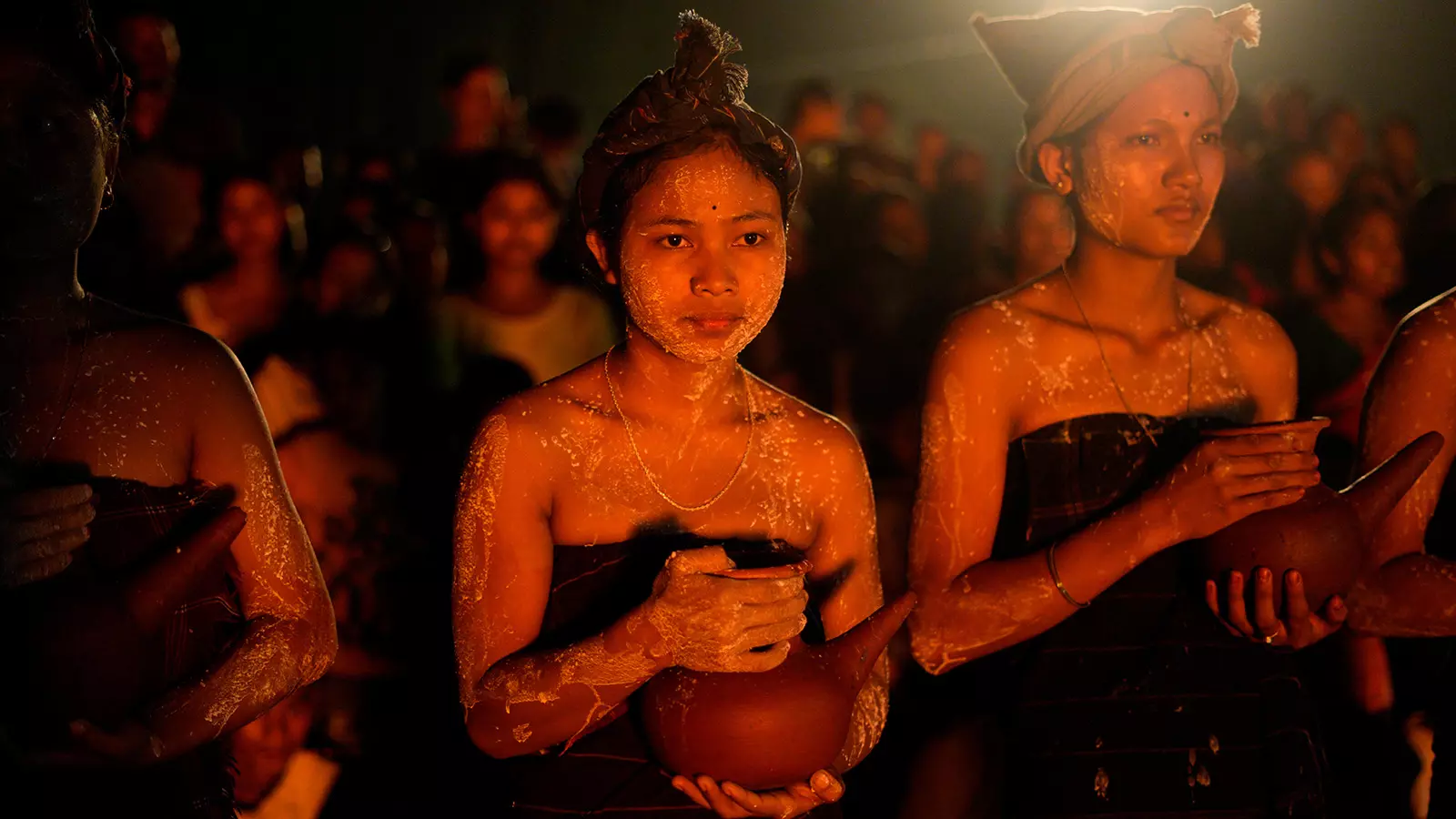 The female Baibra carry Choko. 