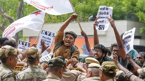 students protest in Delhi students protest in Delhi