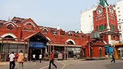 Businessmen, hawkers clash in Kolkatas New Market over road space