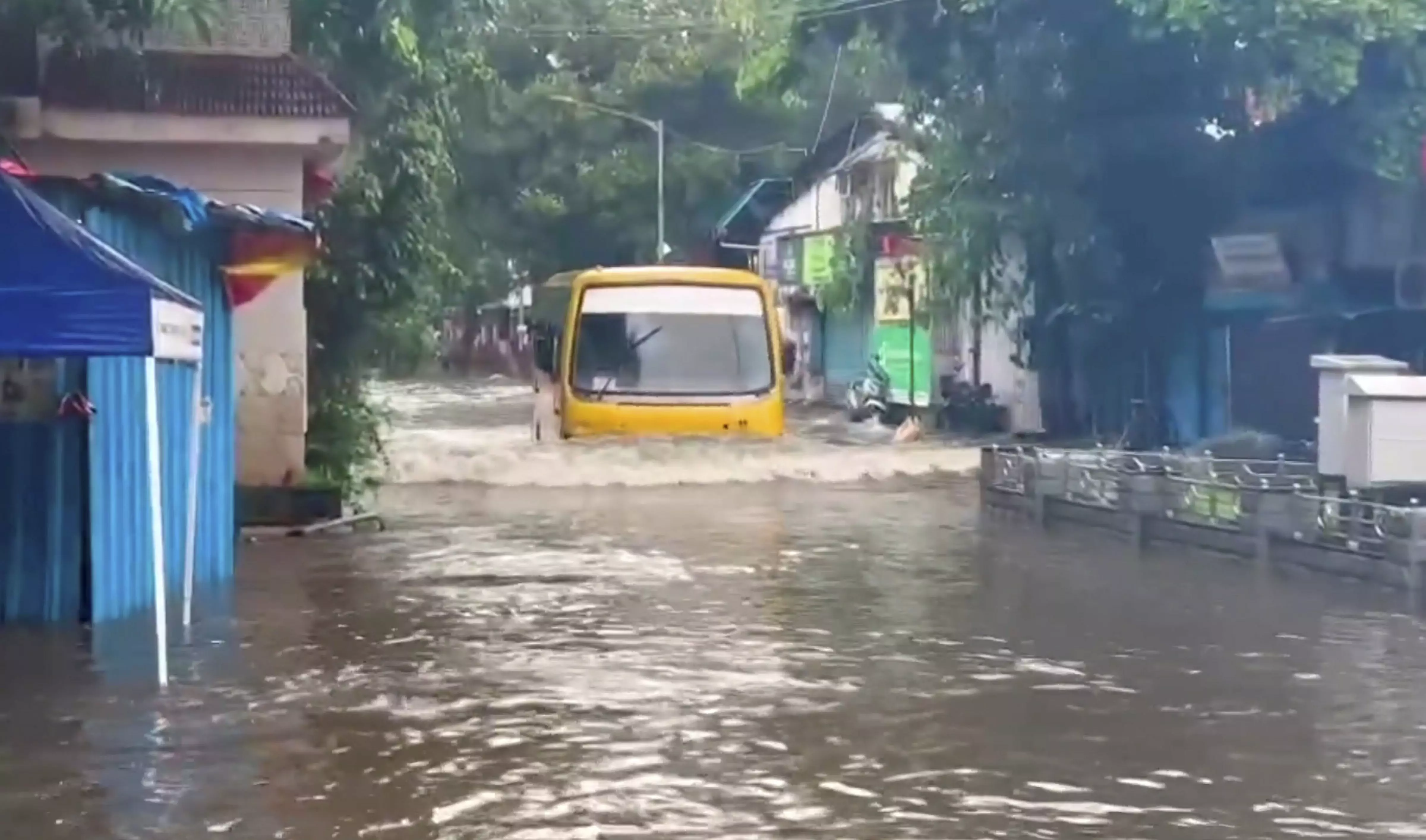 Mumbai lashed by heavy rain; schools, colleges shut; train, bus services hit