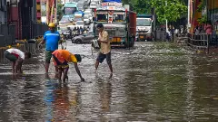 Mumbai | Heavy rains throw life out of gear; roads waterlogged, flight operations hit