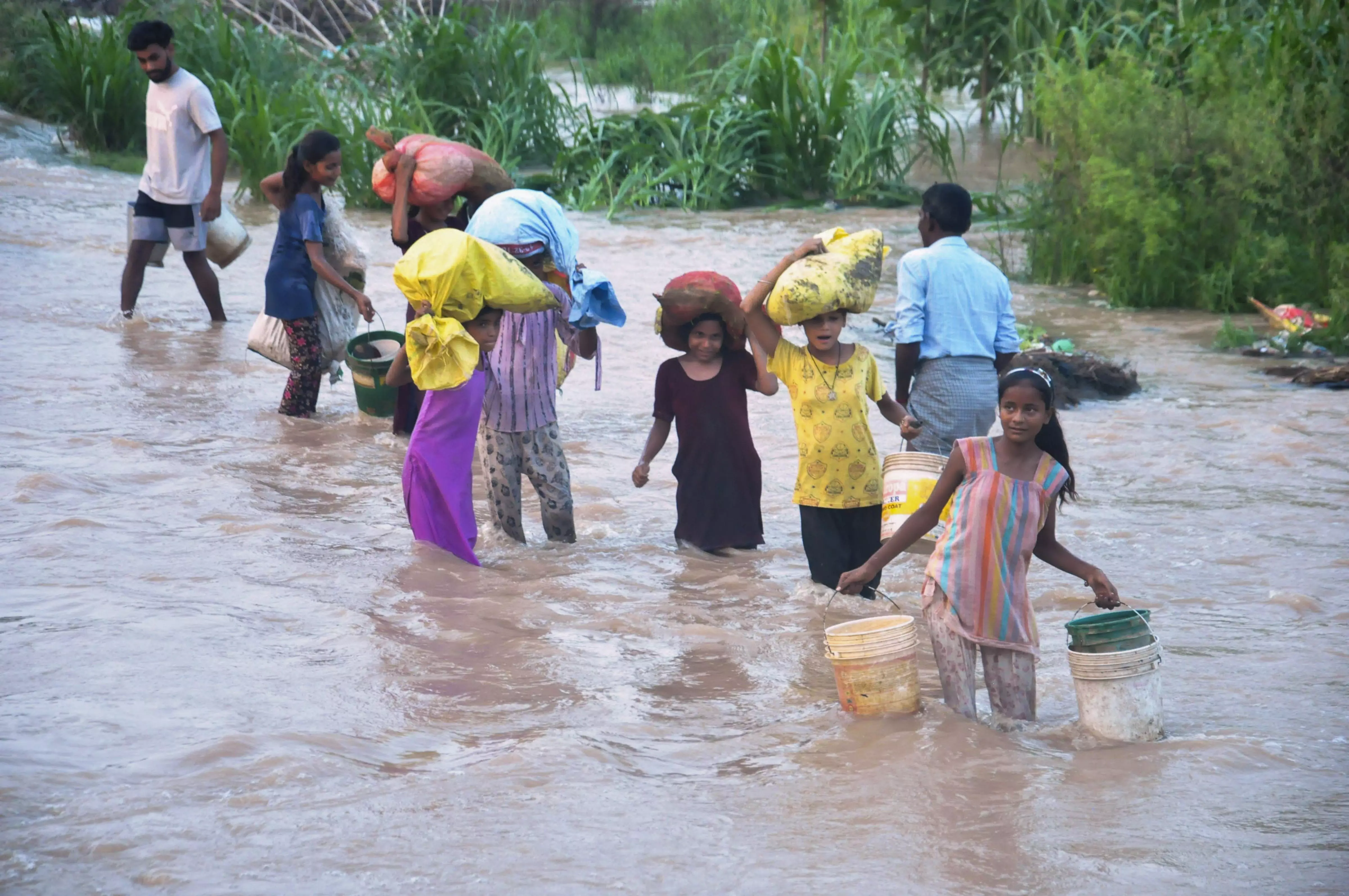 Bihar: Flood alert following heavy discharge of water from Birpur, Valmikinagar barrages