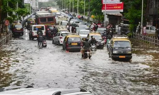 Moderate to heavy rains hit Mumbai; rail and road traffic not affected