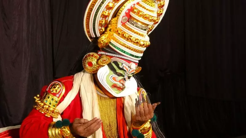 Peesappilly Rajeevan, the Kathakali actor known for Ila, The Cloud Messenger and Itharam, received rave reviews as King Lear in kathi vesham make-up. 