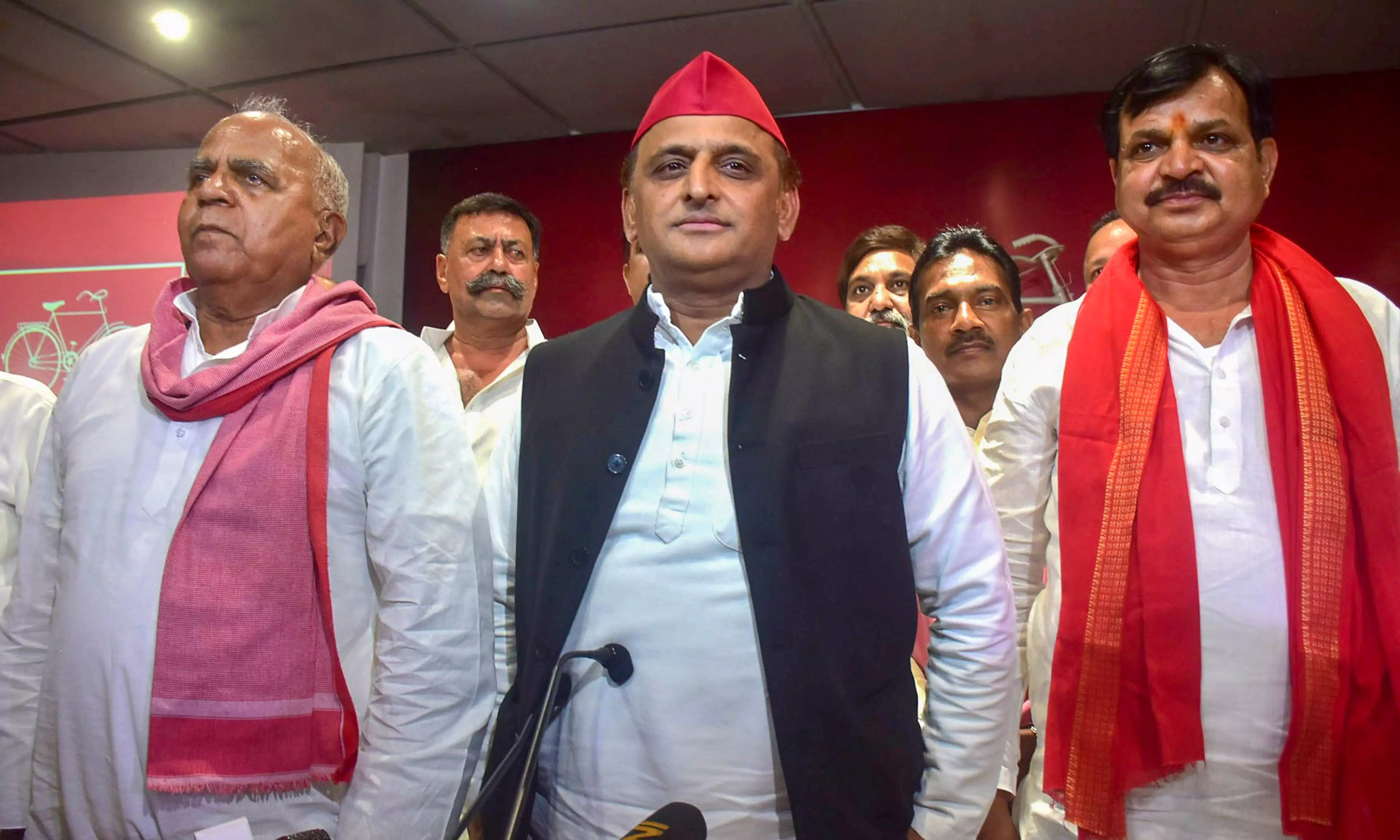 Bring 100 MLAs, form govt: Akhilesh Yadavs monsoon offer amid BJP rift rumours