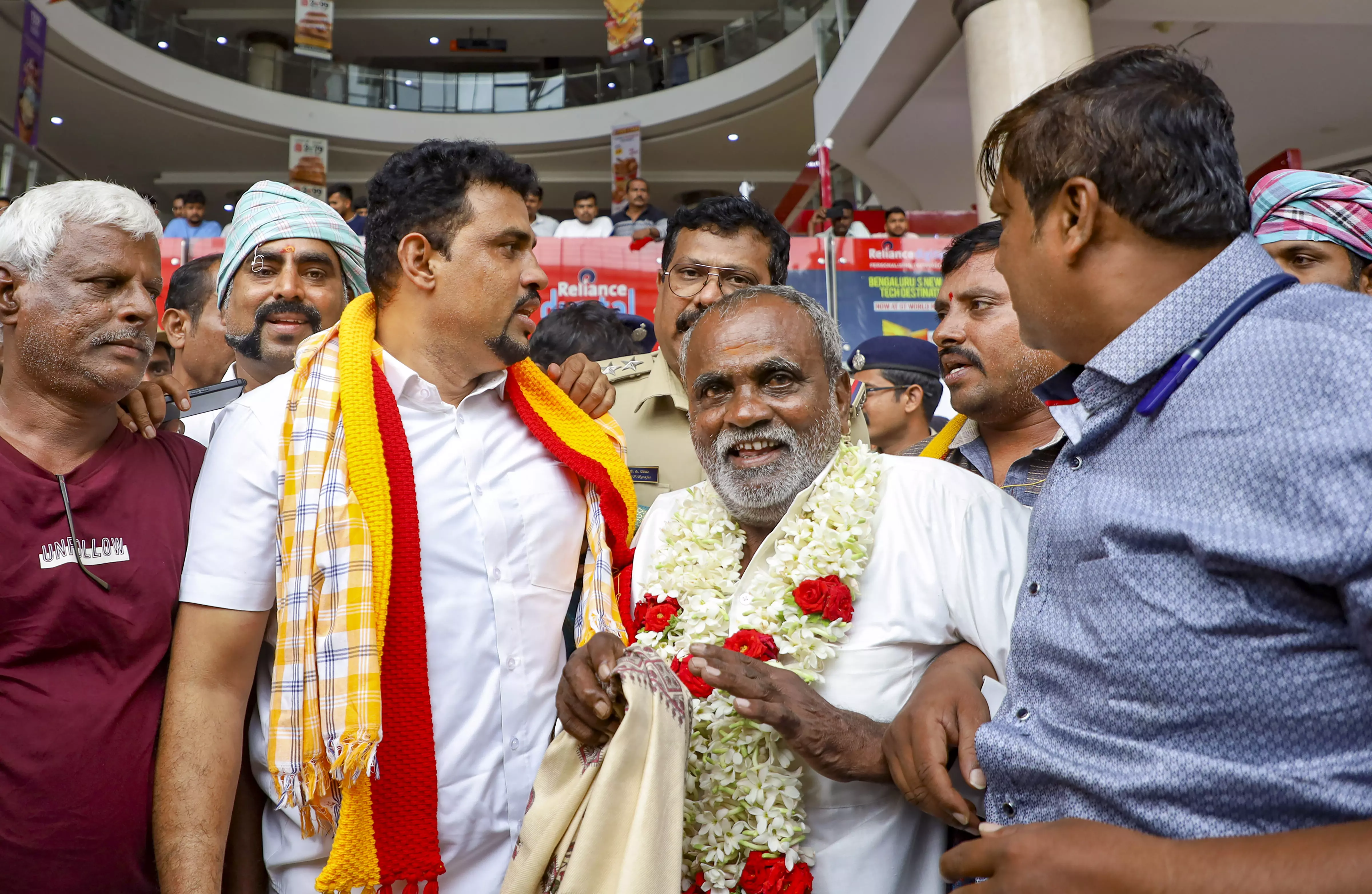 Dhoti-clad farmer refused entry by Bengaluru mall; govt locks it for 7 days