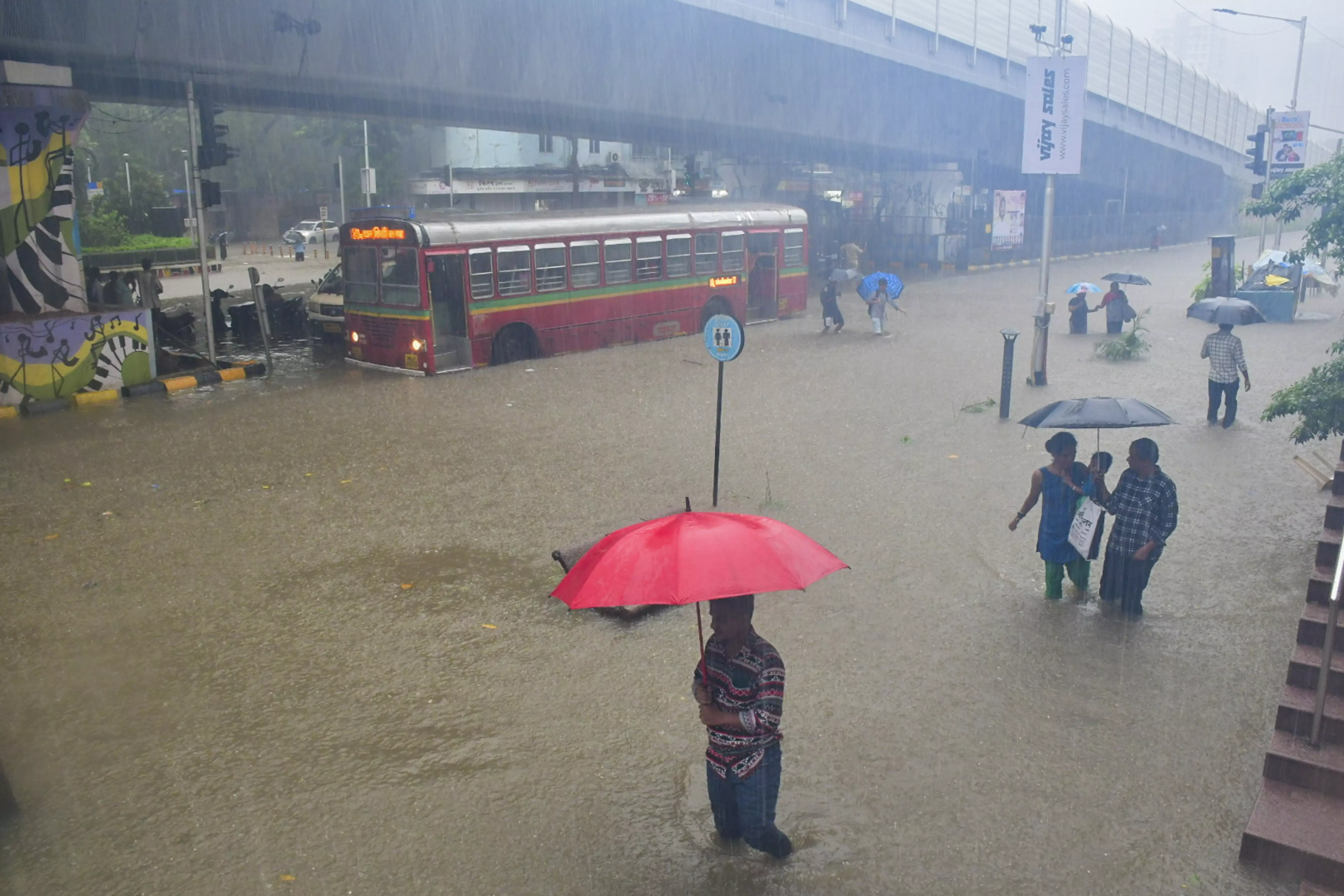 Mumbai gets heavy showers; flights diverted, many areas waterlogged