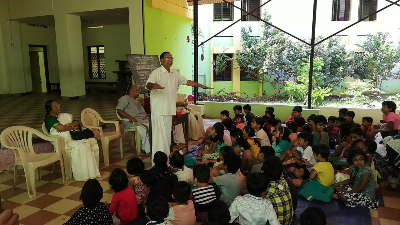 Poet V Madhusoodanan Nair takes a class at Malayalam Pallikkodam.