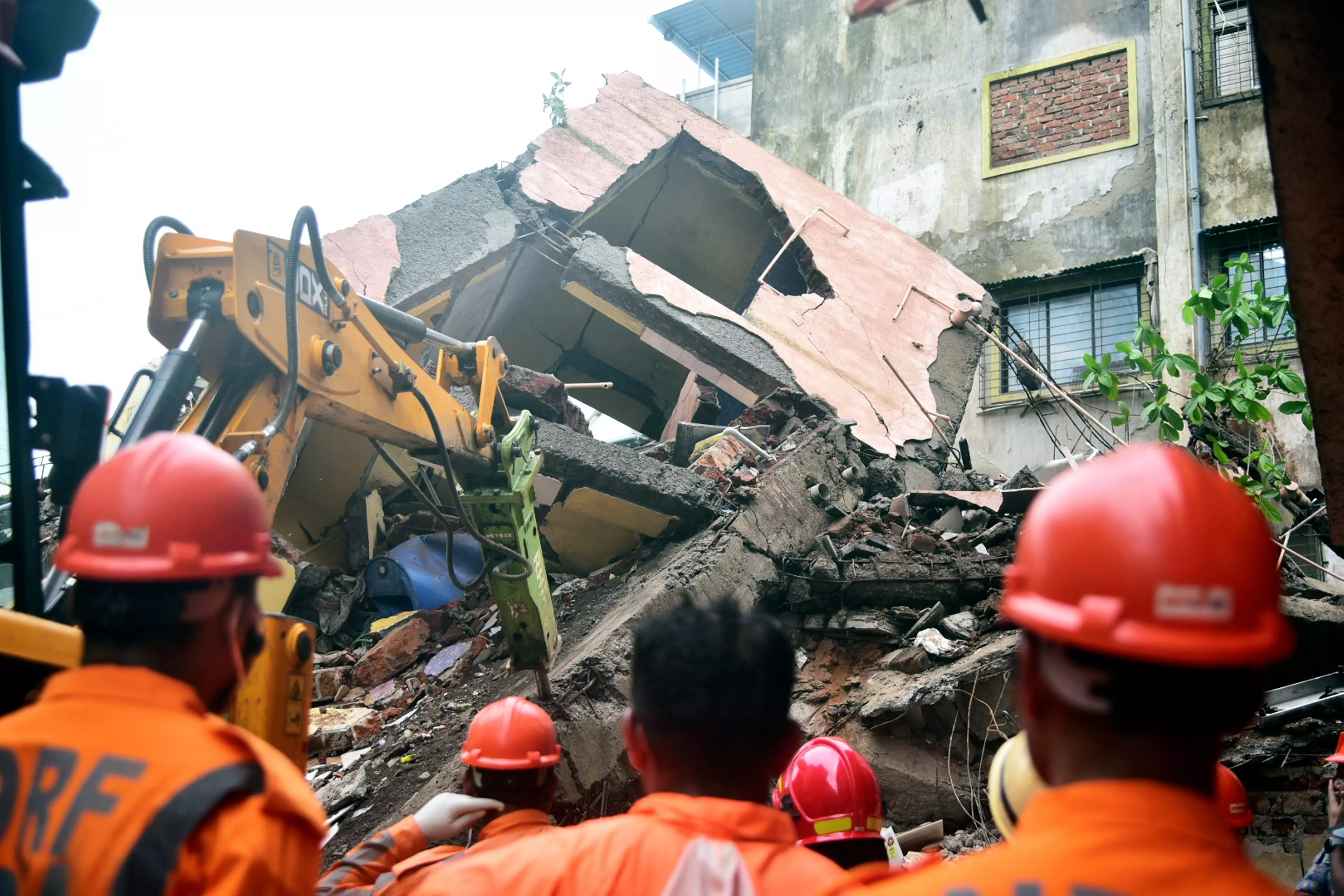 Building collapses in Navi Mumbais Belapur, 1 killed, many feared trapped