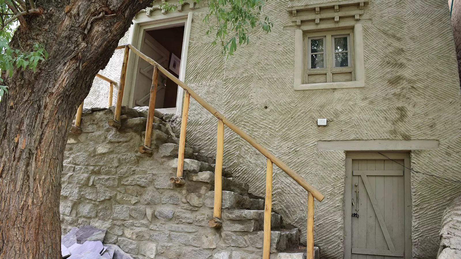 Stairs with stone base leading to the entry of the house.