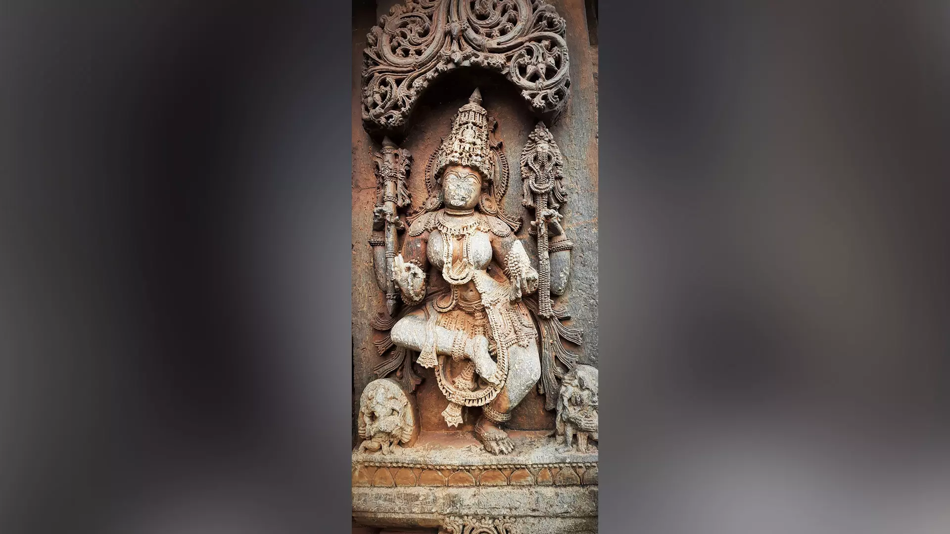 Many female sculptures depicted in Hoysala art hold a citron fruit called Matulunga, meaning fruit filled with seeds to express fertility and prosperity.