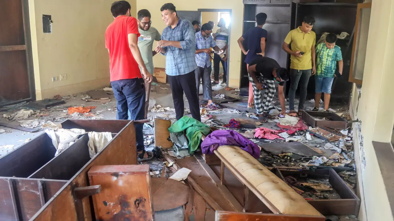 Bangladeshis spend sleepless night amid fears of looting; they form watch groups