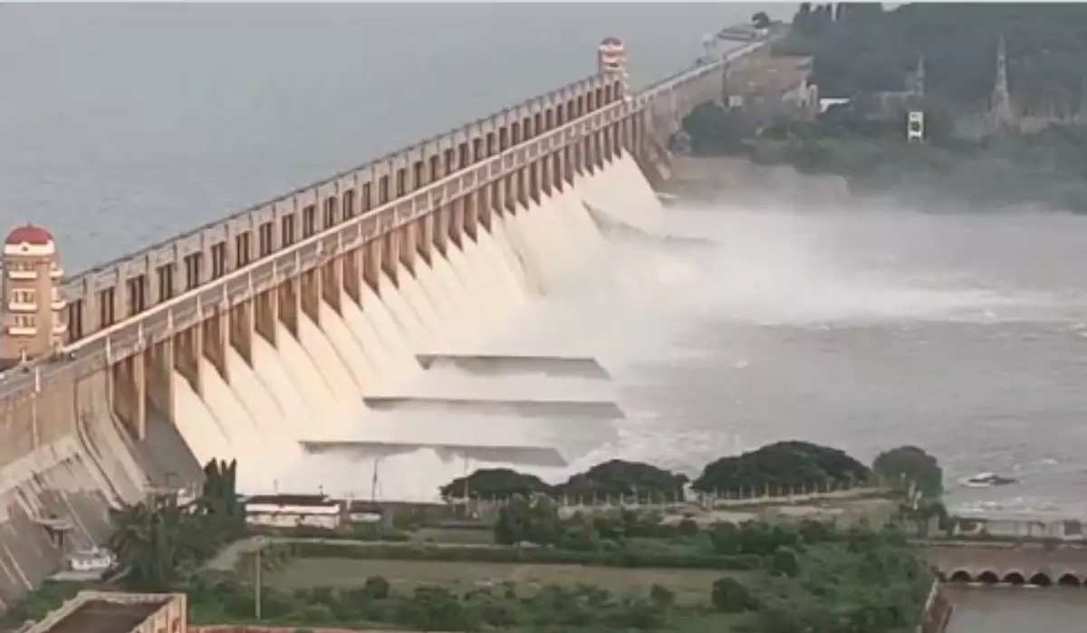 Tungabhadra dam gate breaks, floodwaters flow downstream; flood alert issued