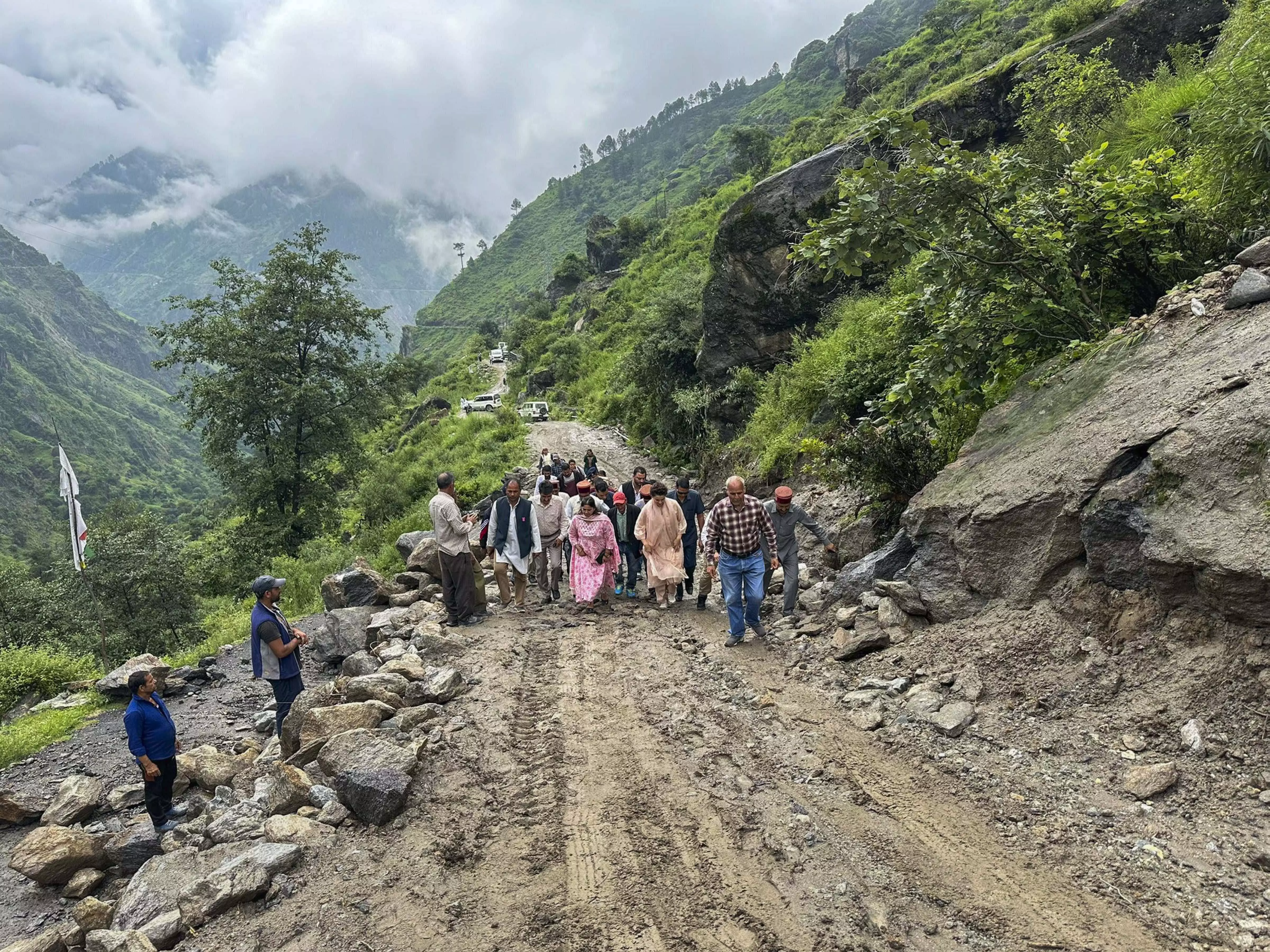 Heavy rain continues to lash Himachal Pradesh, 338 roads closed