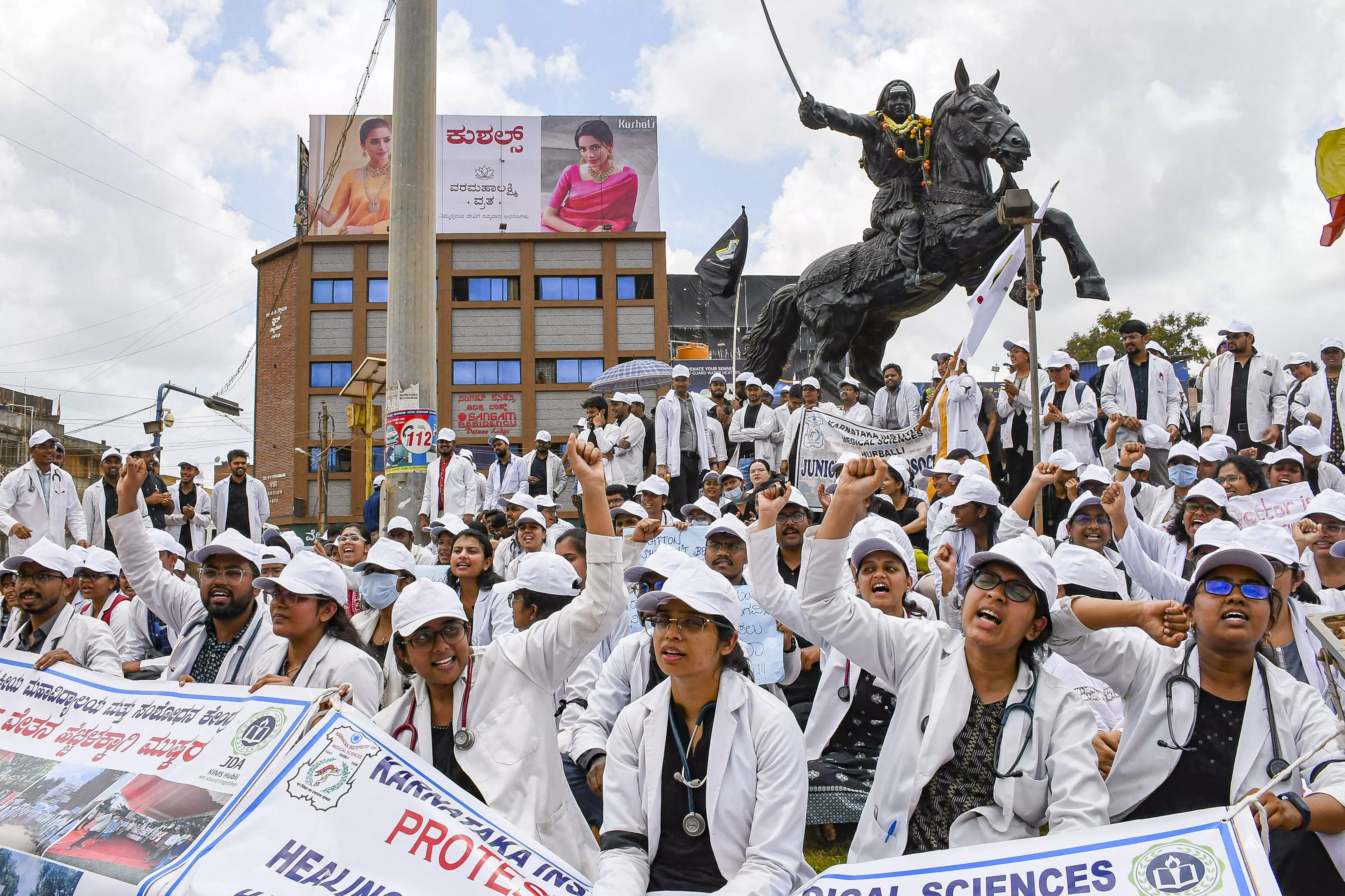 TMC MP to hold dharna against doctors murder, to support womens midnight protest